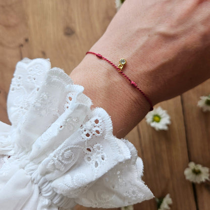 Bransoletka z nici jedwabnej z zawieszką "SEVEN THREADS OF INTENTION" bordowa