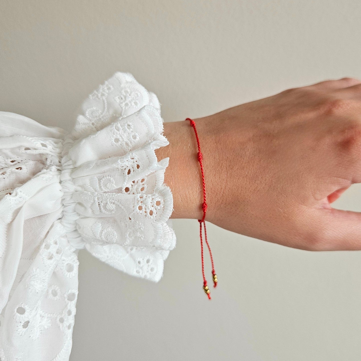 Bransoletka z nici jedwabnej z zawieszką "SEVEN THREADS OF INTENTION" czerwona