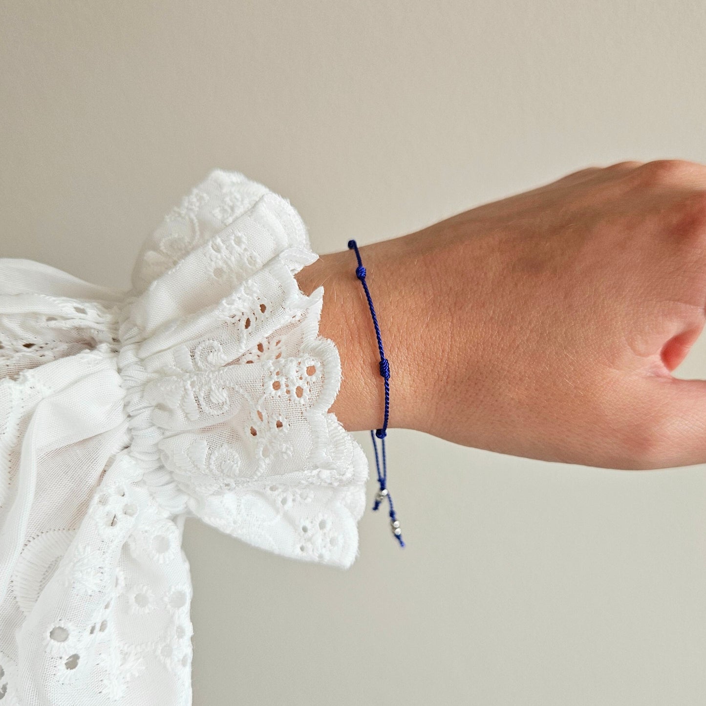 Bransoletka z nici jedwabnej z zawieszką "SEVEN THREADS OF INTENTION" granatowa