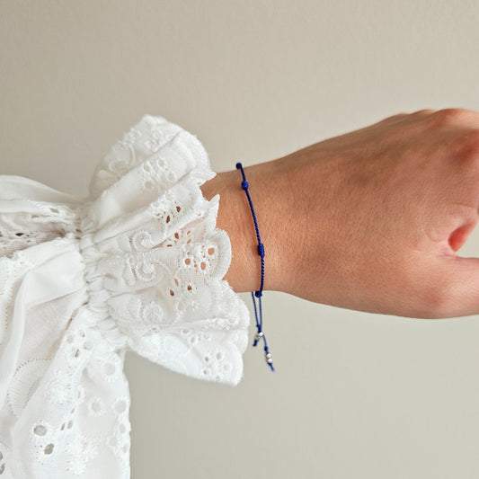 Bransoletka z nici jedwabnej z zawieszką "SEVEN THREADS OF INTENTION" granatowa